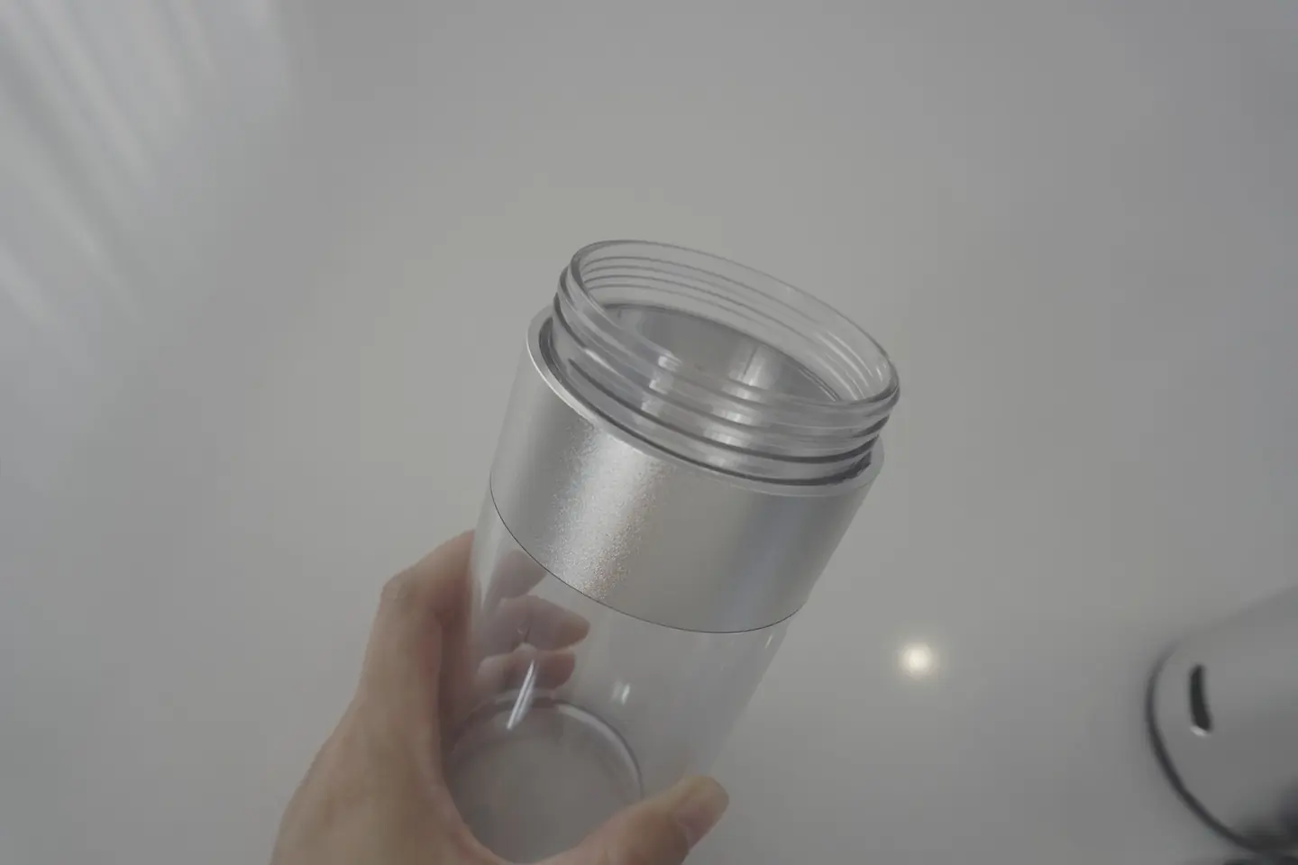Close-up der H88 transparenten Flaschenfäden und Metallkragen