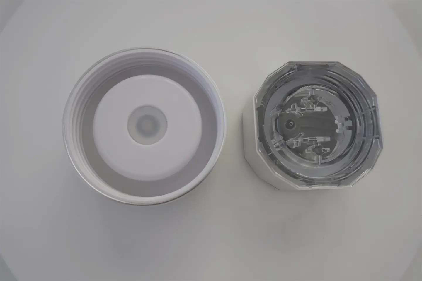 Deckel der Marktstichprobe neben dem Deckel von PHYFLOW H88