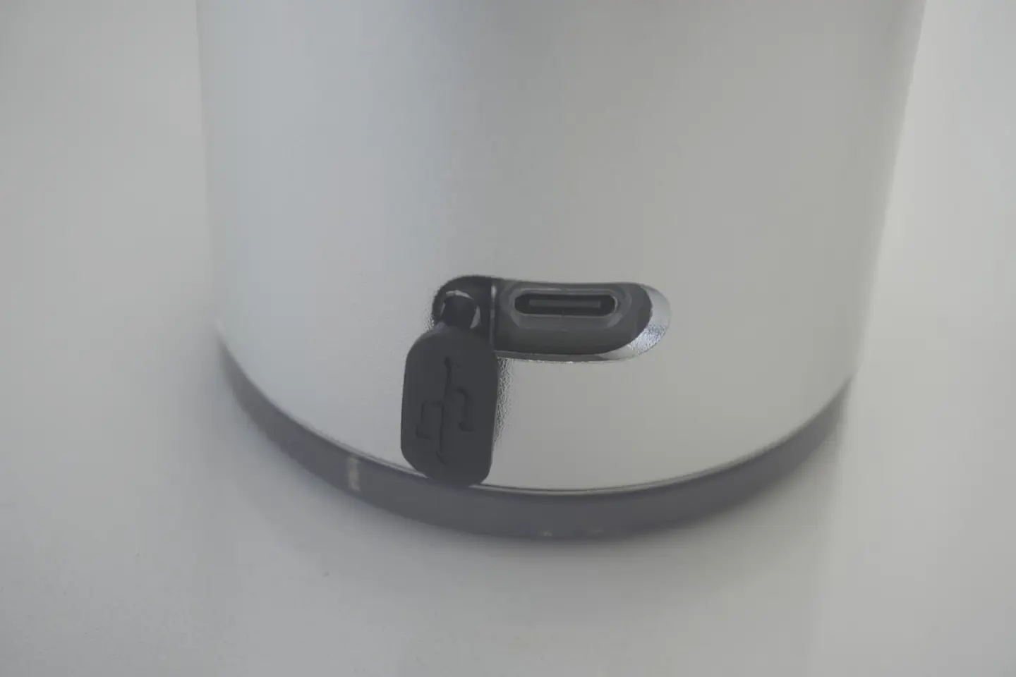 Nahaufnahme des H88 USB-C Ladeanschlusses und der Schutzabdeckung